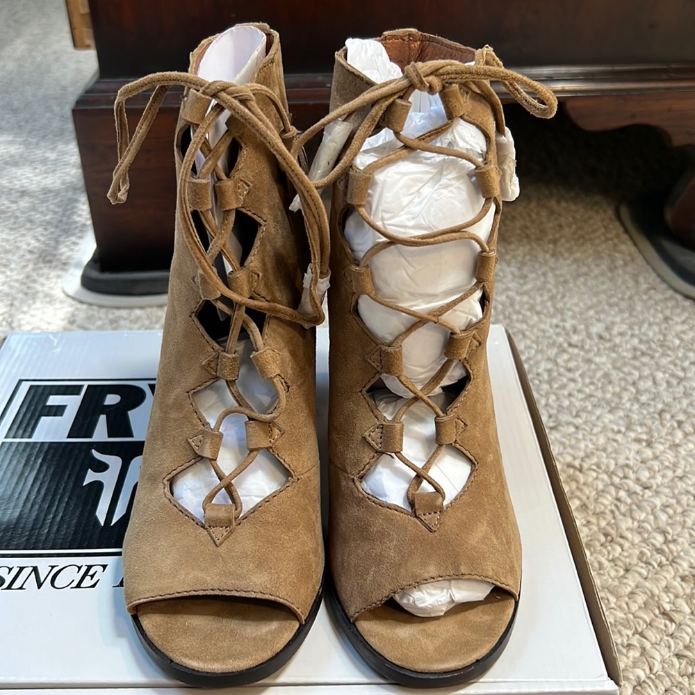 NEW WITH BOX FRYE GABBY GHILLIE CASHEW LACE UP BOOTIE 6.5M